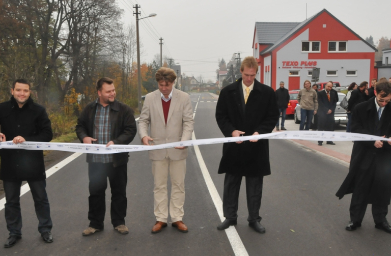 Přestřižení pásky v maršovicích - M. Sepp uporstřed